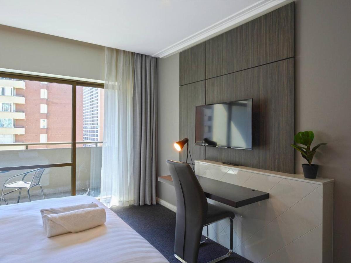 Metropolis Queen With Indoor Pool Balcony Apartment *