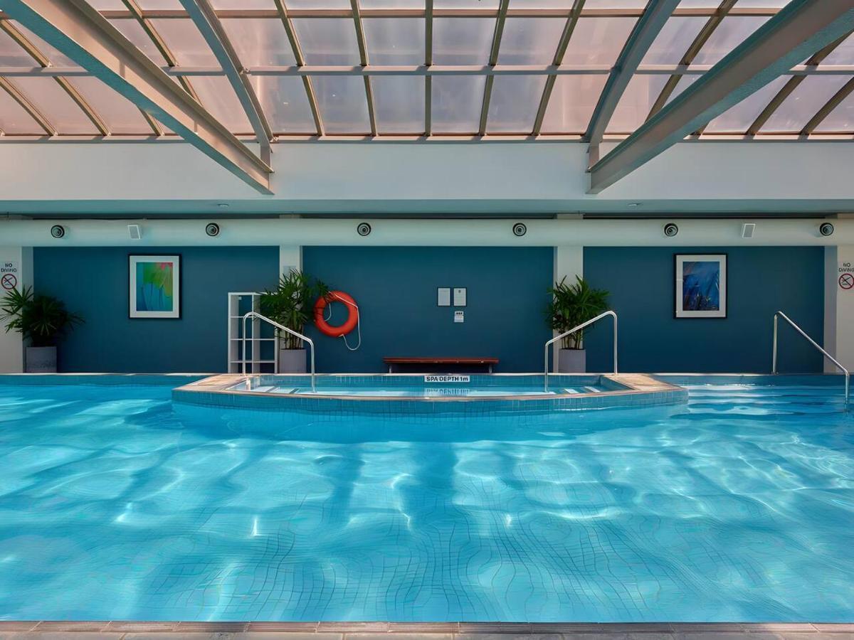Metropolis Queen With Indoor Pool Balcony