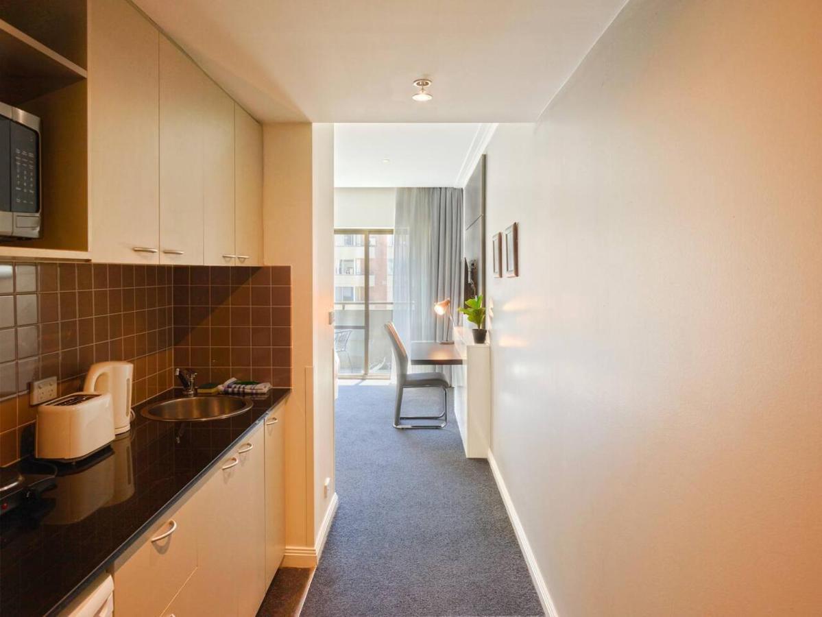 Metropolis Queen With Indoor Pool Balcony Apartment Melbourne